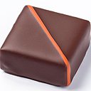 Orangeraie : ganache noire aux jus d’orange sanguine, d’orange et infusion de zestes.