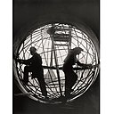 Monument lumineux à Lénine, un projet de Grigori Gidoni et un hommage à la Révolution Soviétique. Construction du globe de l’Office central du télégraphe à Moscou Arkady Shaikhet, 1928. Collection of Alex Lachmann/Courtesy of Nailya Alexander Gallery, New York.