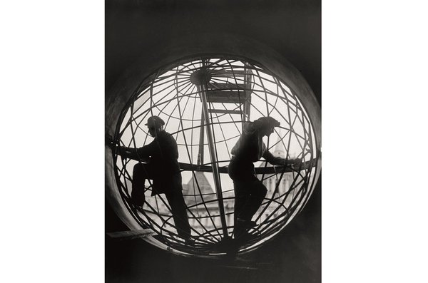 Monument lumineux à Lénine, un projet de Grigori Gidoni et un hommage à la Révolution Soviétique. Construction du globe de l’Office central du télégraphe à Moscou Arkady Shaikhet, 1928. Collection of Alex Lachmann/Courtesy of Nailya Alexander Gallery, New York.