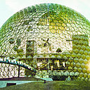 Pavillon américain lors de l’Exposition universelle de Montréal en 1927. Son revêtement polymère a été consumé par un incendie en 1976 mais sa structure en acier encore utilisée abrite un musée de l’environnement. Pavillon des États-Unis pour l’Exposition universelle de Montréal, Canada, Richard Buckminster Fuller, Shoji Sadao, Peter Chermayeff, Terry Rankine, Ivan Chermayeff, 1967.               Estate of Buckminster Fuller
