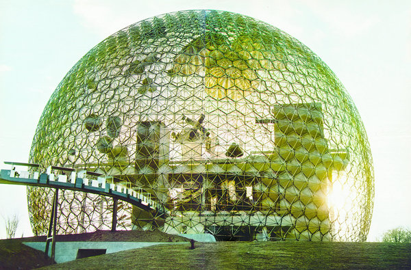 Pavillon américain lors de l’Exposition universelle de Montréal en 1927. Son revêtement polymère a été consumé par un incendie en 1976 mais sa structure en acier encore utilisée abrite un musée de l’environnement. Pavillon des États-Unis pour l’Exposition universelle de Montréal, Canada, Richard Buckminster Fuller, Shoji Sadao, Peter Chermayeff, Terry Rankine, Ivan Chermayeff, 1967.               Estate of Buckminster Fuller