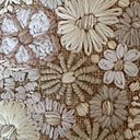 Détail d'un carré brodé de fleurs à découvrir lors du salon.