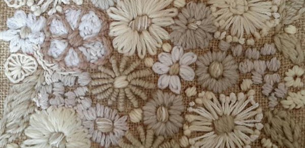 Détail d'un carré brodé de fleurs à découvrir lors du salon.