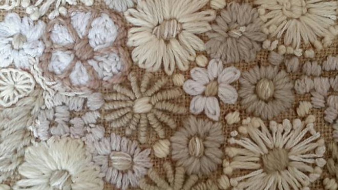 Détail d'un carré brodé de fleurs à découvrir lors du salon.