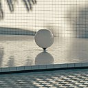 Couverts de plus de 100 000 carreaux de faïence blanche, les murs courbes d’enceinte de la piscine imaginée par Alain Capeillères pour sa propre résidence d’été à Six-Fours-les–Plages dans le Var, accueillent en leur centre un bassin de 25 mètres de long.