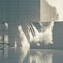 La piscine immaculée imaginée par Alain Capeillères offre des espaces architecturés comme une œuvre plastique de Jean-Pierre Raynaud.