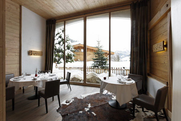 Inspirées par les fermes megévoises, les pièces se jouent de la hauteur pour mieux faire pénétrer  la lumière, dans un esprit très contemporain.