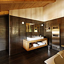 Les salles de bains contemporaines font aussi la part belle au bois.