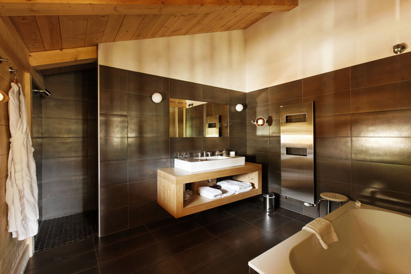 Les salles de bains contemporaines font aussi la part belle au bois.