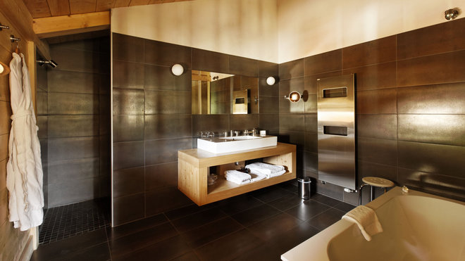 Les salles de bains contemporaines font aussi la part belle au bois.