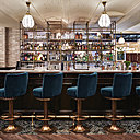 Le Jacques’ Bar offre une atmosphère intimiste avec des tabourets houssés de velours.