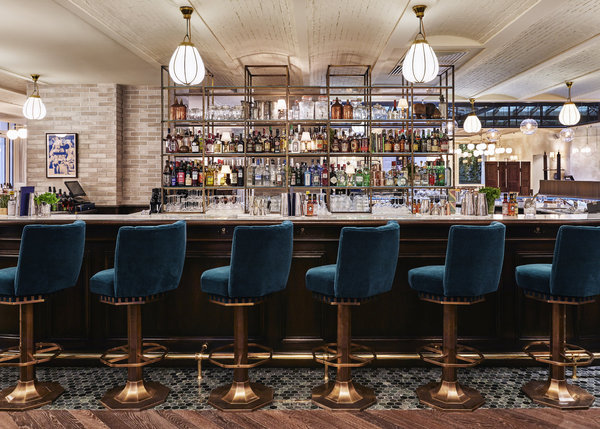 Le Jacques’ Bar offre une atmosphère intimiste avec des tabourets houssés de velours.