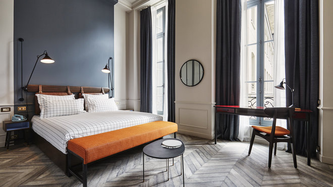 La décoration des chambres est un hommage au savoir-faire artisanal et industriel français datant deux époques très importantes de l’histoire parisienne, la fin du XIXème siècle et les années 1950. Appliques murales lumineuses, réédition d’une déclinaison de la lampe Gras par les éditions DCW. La décoration des chambres est un hommage au savoir-faire artisanal et industriel français datant deux époques très importantes de l’histoire parisienne, la fin du XIXème siècle et les années 1950. Appliques murales lumineuses, réédition d’une déclinaison de la lampe Gras par les éditions DCW.