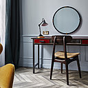 Meubles et luminaires  de réédition et créations actuelles composent un univers vintage sans excès. Lampe de table Gras, réédition DCW.