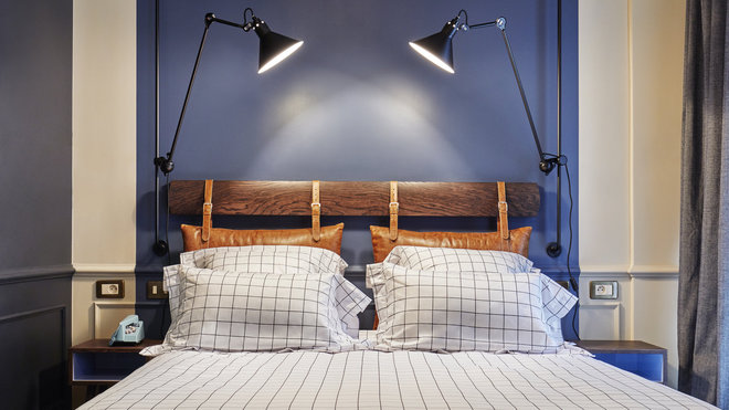 La tête de lit est mise en valeur par un pan de mur peint. Appliques murales Gras rééditées par DCW. La tête de lit est mise en valeur par un pan de mur peint. Appliques murales Gras rééditées par DCW.