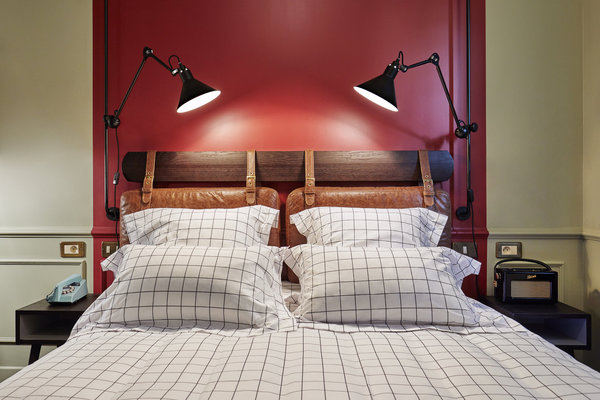 Sur les tables de chevet, téléphone et radio vintage réédités signent la décoration qui fait référence aux années 1950.