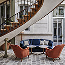 L’hô­tel compte aussi quinze esca­liers qui ont tous été minu­tieu­se­ment res­tau­rés et pour cer­tains, dépla­cés afin de les mettre en valeur. On accède au lobby par un esca­lier ori­gi­nel du XVIIIème siècle.