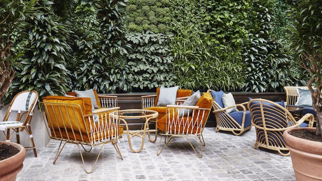Dans une des cours intérieures, un mur végétal et son effet de jungle verticale transforme l’espace urbain et pavé en jardin d’hiver. Dans une des cours intérieures, un mur végétal et son effet de jungle verticale transforme l’espace urbain et pavé en jardin d’hiver.