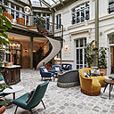 Deux esca­liers en spi­rale – l’un dans le lobby, l’autre per­met­tant d’ac­cé­der au Jac­ques’ Bar – par­ti­cu­liè­re­ment remar­quables et datant de plus de 300 ans, ont été conservés.