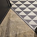 Au sol, parquet au point de Hongrie et carrelage imitant les carreaux ciment aux motifs bicolores jouent les effets géométriques.