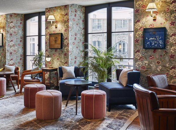 Au bar, la partie lounge joue la décontraction à l’orientale avec des poufs et un tapis de style berbère, en référence au peintre Jacques Majorelle.