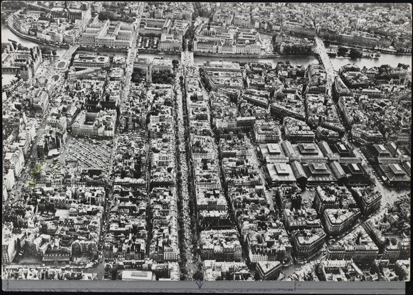 Le Centre Georges Pompidou est aussi un monument phare de Paris qui a redonné une identité à une enclave. Et il est devenu un véritable lien et passage obligé entre le quartier des Halles et le quartier du Marais.