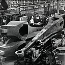 L’architecture du Centre Georges Pompidou possède l’originalité de rendre visible les différentes pièces de sa structure métallique. Sur cette photo, les gerberettes, éléments clefs de la construction, ont été conçues en un seul morceau, pèsent 10 tonnes et mesurent 8 mètres de long.