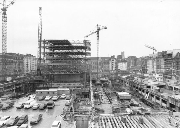 Ce « Meccano » géant a progressé régulièrement travée après travée, du sud vers le nord, avec l’acheminement de nuit des poutres géantes.
