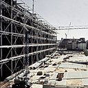 La carcasse bâtie, il restera à l’équiper : les ascenseurs et montes charges, les escalators et les coursives, la climatisation et la ventilation, l’eau et l’électricité. Leur présence, visible depuis la rue, sera affirmée par un code couleur.