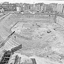 Le terrain sur lequel s’élèvera le Centre Pompidou résulte de la destruction dans les années 1930 d’un îlot insalubre. Une grosse masse de béton sera coulée pour les fondations et les niveaux inférieurs.