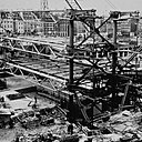 Le bâtiment innovant étonne par sa superstructure métallique visible offrant des poutres métalliques de 45 mètres  de long, 2, 85 m de haut et qui pèsent 75 tonnes. Les poteaux de 5, 21 et 23 mètres de hauteur avec un diamètre de 85 cm sont en acier moulé centrifugé creux.