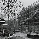 Vue du Centre Pompidou en construction, côté esplanade et rue Saint-Martin avec « tuyauterie » extérieure apparente, véritable œuvre d’art hyper-réaliste.