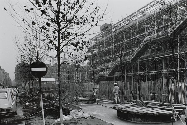 Vue du Centre Pompidou en construction, côté esplanade et rue Saint-Martin avec « tuyauterie » extérieure apparente, véritable œuvre d’art hyper-réaliste.