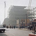 Vue du Centre Pompidou en construction, côté rue Beaubourg et rue du Renard en prolongement.