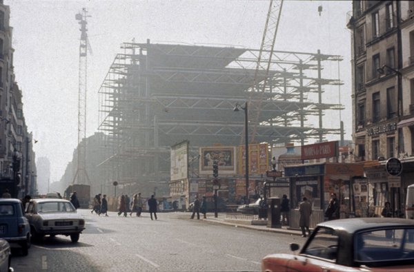 Vue du Centre Pompidou en construction, côté rue Beaubourg et rue du Renard en prolongement.