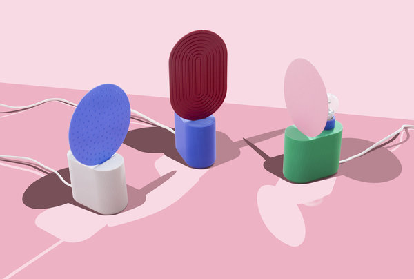 La petite lampe de table Neptune est déclinée en 3 modèles dont la luminosité dépend de la forme du réflecteur. Elle se branche sur le secteur grâce à un cordon électrique Ikea Strala.