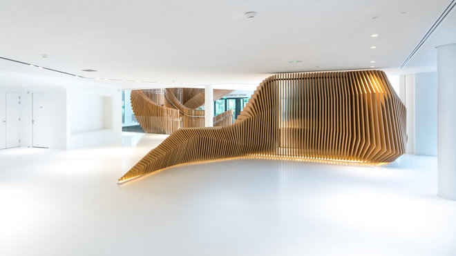 L’escalier à la structure paramétrique capture le regard avec une forme qui rappelle le squelette d’un dinosaure.