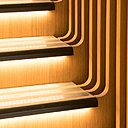 La structure en panneaux de bois qui laissent passer la lumière évite l’effet de masse et offre un graphisme aérien.