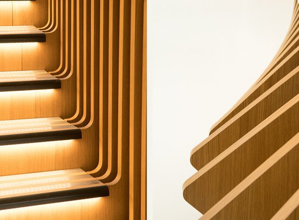 La structure en panneaux de bois qui laissent passer la lumière évite l’effet de masse et offre un graphisme aérien.