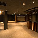 Surprise visuelle pour les occupants et les visiteurs, l’escalier en bois sculptural gravite sur 4 étages comme un grand corps qui s’élève dans le bâtiment et se prête à diverses fonctions dans plusieurs espaces : la réception, le cloisonnement, la cantine et les murs de l’auditorium.