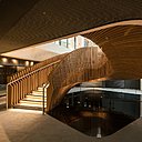 « La seule surprise pour l’œil des collaborateurs et des visiteurs est dans cette corps immense qui s’élève à travers le bâtiment et se diffracte en différentes fonctions dans plusieurs espaces : borne d’accueil, claustras, parois de la cantine et de l’amphithéâtre ».