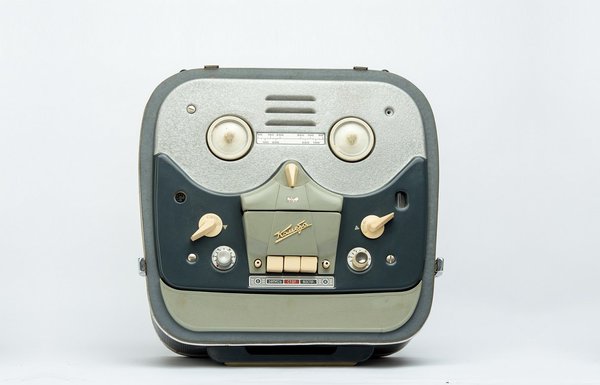 Appareil audio Kometa MG201, produit de 1965 à 1968, création Tocmash factory à Novosibirsk.