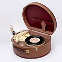 Électrophone Volga datant de 1957, fabriqué par Saratovskiy, dans les années 1950 et 60.