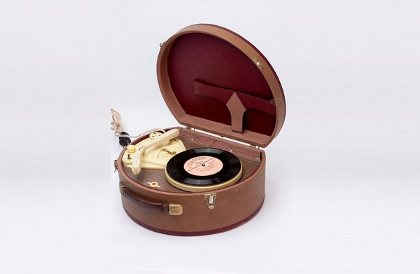 Électrophone Volga datant de 1957, fabriqué par Saratovskiy, dans les années 1950 et 60.