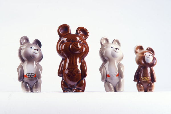 Figurines en porcelaine représentant l’ours olympique, fabriquées dans les années 1980 par la firme Dulevskiy.