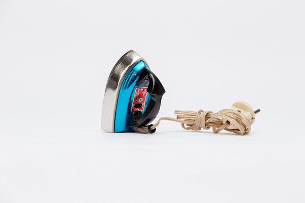 Fer à repasser portatif, modèle UE 4, fabriqué en 1967 par la firme Kharkov.