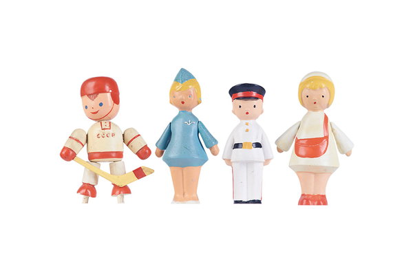 Figurines en plastique moulé représentant un joueur de hockey, une hôtesse de l’air, un policier et une contrôleuse de ticket, datant des années 1960.