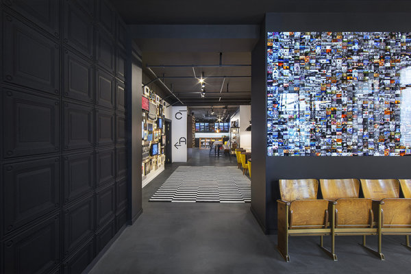 Le Zoom hôtel affiche, sur ses cimaises, la ville de Bruxelles dans tous ses états, à travers les yeux de talents émergents et d’expositions éphémères. Au premier plan, des anciens fauteuils de théâtre sous une mosaïque de photos.