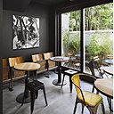 Une photo en gros plan des sphères de l’Atomium et un certain regard sur un cliché de Bruxelles. Une photo en gros plan des sphères de l’Atomium et un certain regard sur un cliché de Bruxelles.