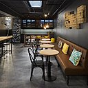 Au mur, des objectifs d’appareils photos insérés dans des casiers à bière pour créer un décor graphique. Au mur, des objectifs d’appareils photos insérés dans des casiers à bière pour créer un décor graphique.